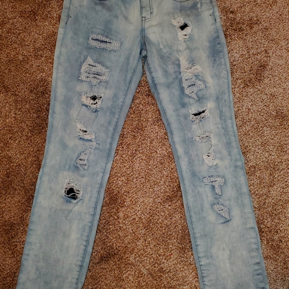 Women's size 10 distressed aeropostale jeans.